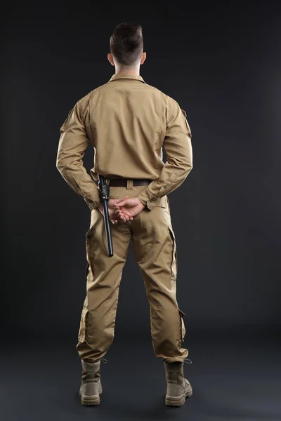 Männlicher Wachmann Uniform Auf Dunklem Hintergrund — Stockfoto