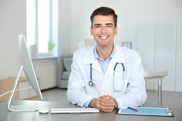 Retrato Jovem Médico Mesa Hospital — Fotografia de Stock