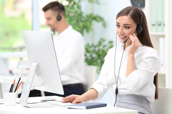 Empfangsdame Mit Headset Schreibtisch Büro — Stockfoto