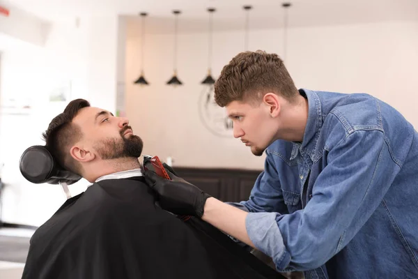 Barbeiro Profissional Trabalhando Com Cliente Salão Cabeleireiro Moda Hipster — Fotografia de Stock