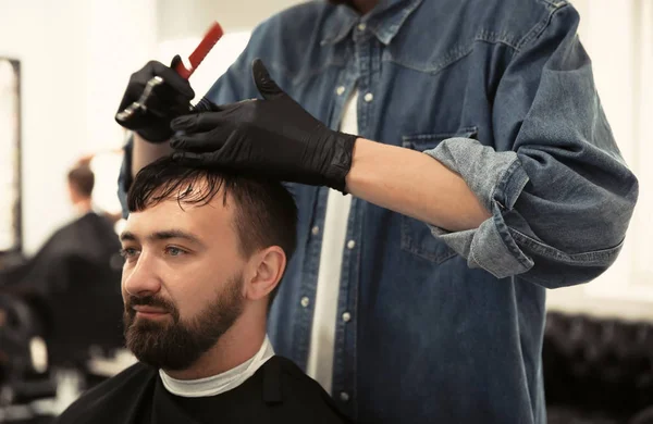 Profesjonell Frisør Som Jobber Med Klienter Frisørsalongen Hipstermote – stockfoto