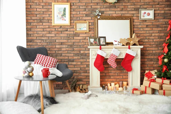 Zimmerausstattung Mit Schönem Weihnachtsbaum Und Geschenken Der Nähe Von Dekorativem — Stockfoto