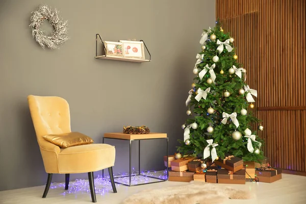 Interiér Pokoje Krásnou Vánoční Stromek Dárky — Stock fotografie