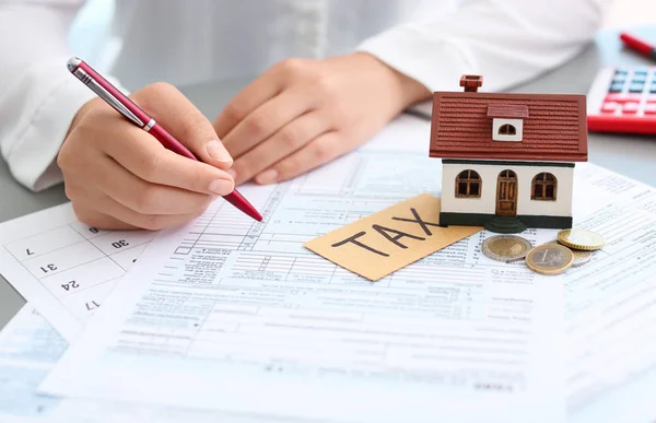 Jeune Femme Calculant Les Impôts Table Gros Plan — Photo