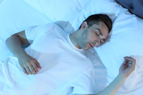Gece Iyi Manzaraya Yatakta Uyuyan Genç Adam — Stok fotoğraf