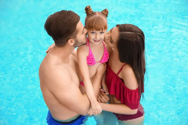 Genitori Baciare Figlia Piscina — Foto Stock