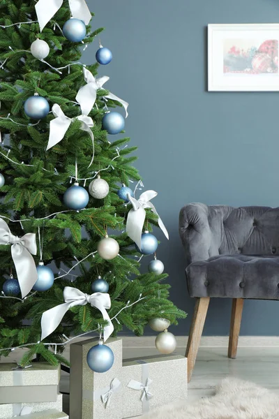 Interior Elegante Sala Estar Com Árvore Natal Decorada Poltrona Confortável — Fotografia de Stock