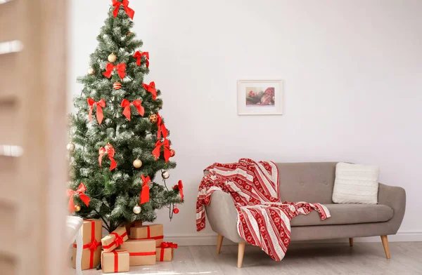 Interior Elegante Sala Estar Com Árvore Natal Decorada Sofá Confortável — Fotografia de Stock