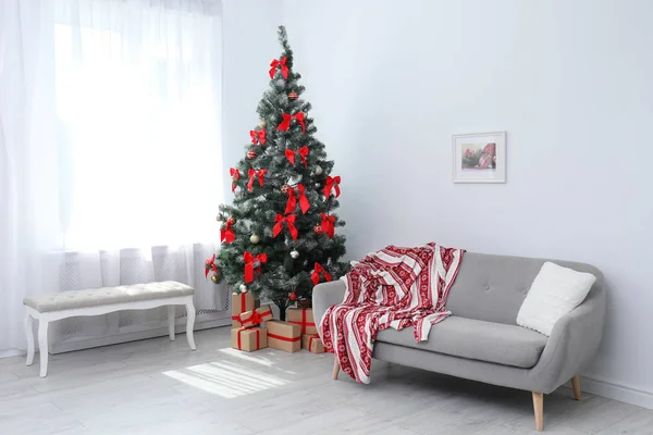 Elegante Soggiorno Interno Con Albero Natale Decorato Comodo Divano — Foto Stock