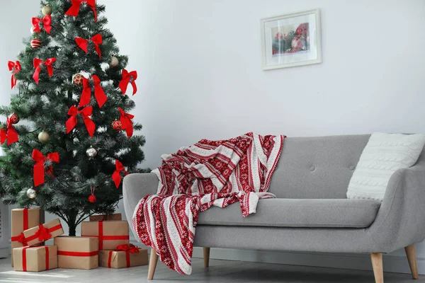 Elegante Soggiorno Interno Con Albero Natale Decorato Comodo Divano — Foto Stock