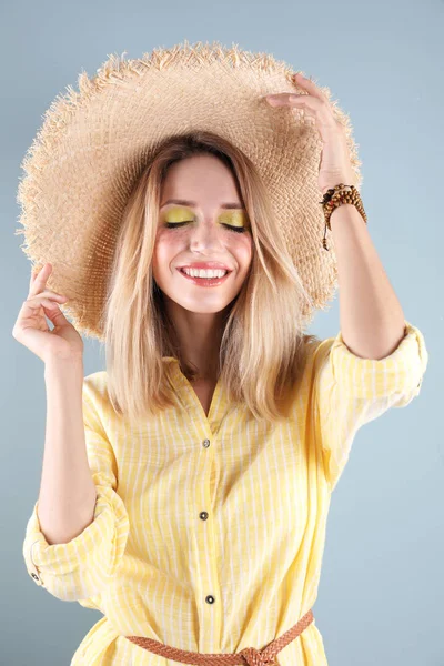Hermosa Mujer Joven Sombrero Sobre Fondo Color Moda Verano — Foto de Stock