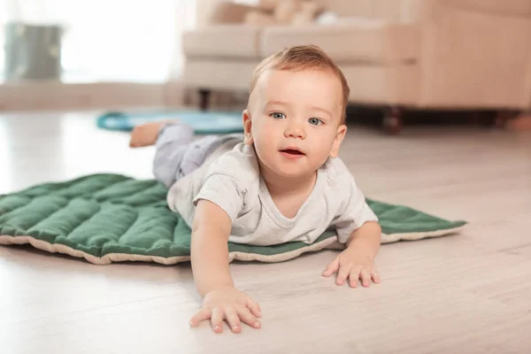 Adorable Bebé Arrastrándose Suelo Casa — Foto de Stock