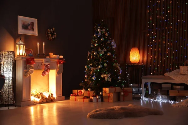 Interior Elegante Sala Estar Com Árvore Natal Decorada Noite — Fotografia de Stock