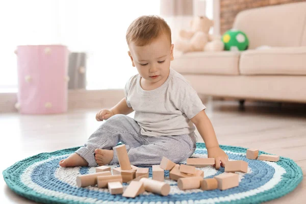 Очаровательный Маленький Ребенок Играет Деревянными Блоками Дома — стоковое фото