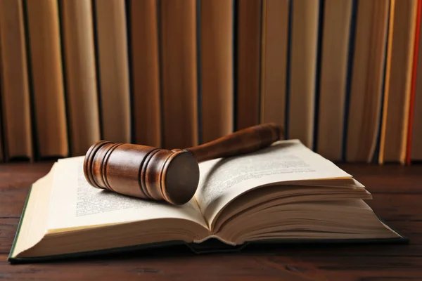 Holzgabel Und Bücher Auf Dem Tisch Gesetzeskonzept — Stockfoto