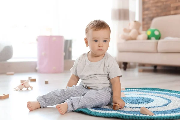 Adorável Bebê Brincando Com Blocos Madeira Casa — Fotografia de Stock