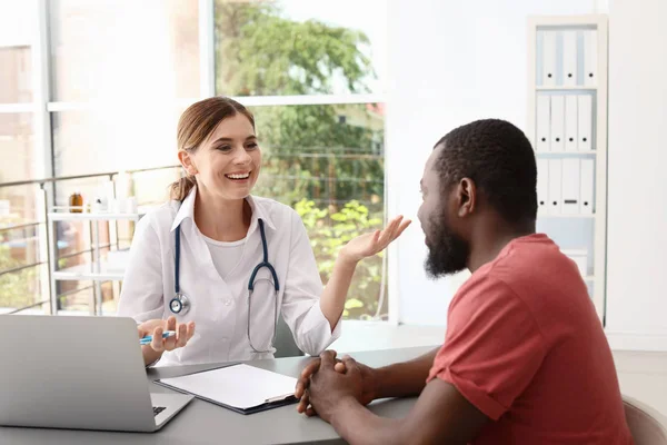 Junger Arzt Spricht Mit Afrikanisch Amerikanischer Patientin Krankenhaus — Stockfoto