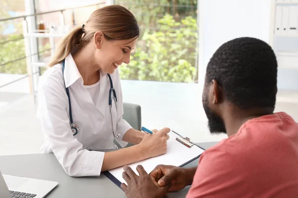 Junger Arzt Berät Afrikanisch Amerikanischen Patienten Krankenhaus — Stockfoto