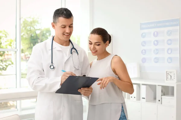 Jovem Médico Falando Com Paciente Hospital — Fotografia de Stock