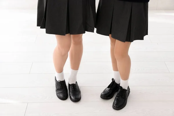 Meninas Uniforme Escolar Elegante Dentro Casa Foco Pernas — Fotografia de Stock