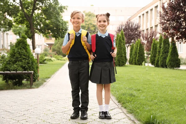 スタイリッシュな学校制服屋外で小さな子供たち — ストック写真