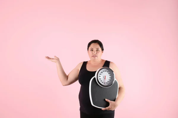 Overweight Woman Sportswear Scales Color Background — Stock Photo, Image