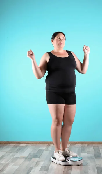 Mujer Con Sobrepeso Ropa Deportiva Usando Escamas Cerca Pared Color — Foto de Stock