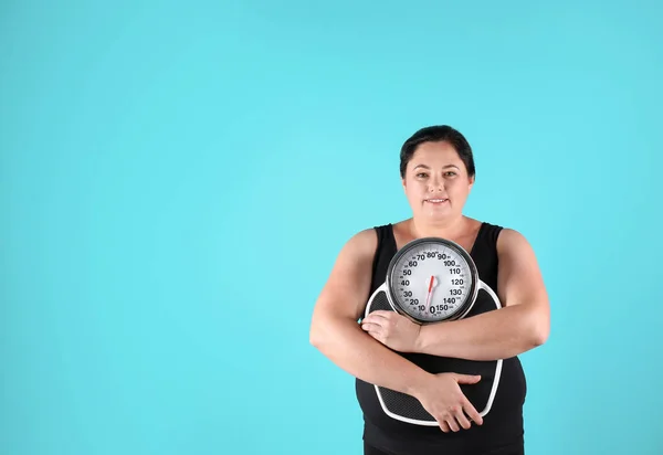 Mujer Con Sobrepeso Ropa Deportiva Con Escamas Fondo Color —  Fotos de Stock