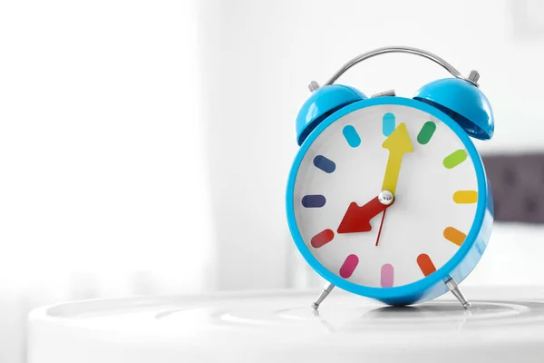 Relógio Alarme Colorido Mesa Quarto Hora Acordar — Fotografia de Stock