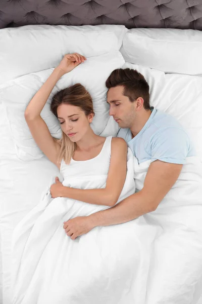 Jeune Couple Dormant Sur Des Oreillers Doux Dans Lit Maison — Photo
