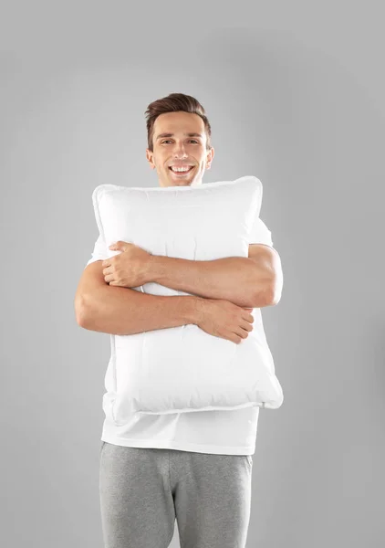 Joven Pijama Abrazando Almohada Sobre Fondo Gris —  Fotos de Stock