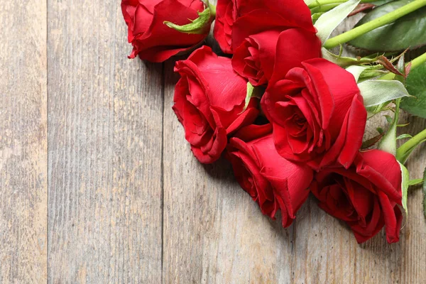 Piękne Czerwone Kwiaty Róży Podłoże Drewniane — Zdjęcie stockowe