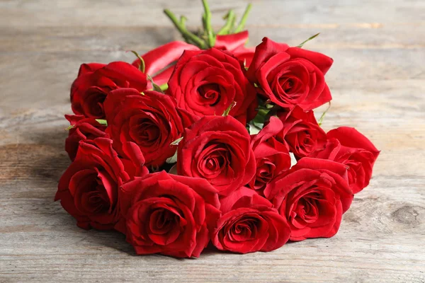 Ahşap Arka Plan Üzerinde Kırmızı Gül Çiçekler Çok Güzel — Stok fotoğraf