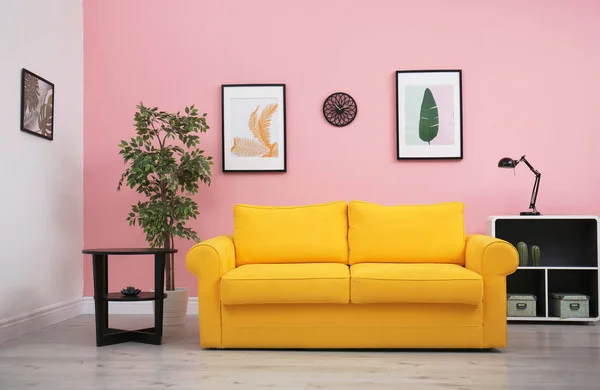 Moderno Salón Interior Con Cómodo Sofá Amarillo Cerca Pared Color — Foto de Stock