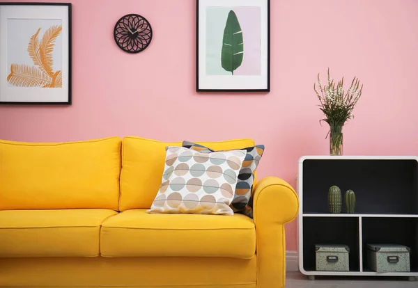 Moderno Salón Interior Con Cómodo Sofá Amarillo Cerca Pared Color — Foto de Stock