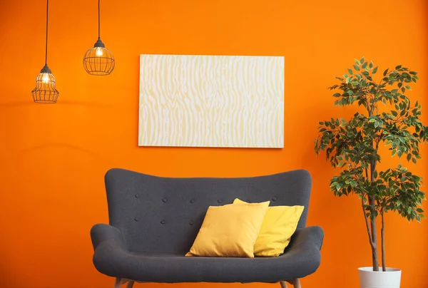 色の壁の近くの快適な灰色ソファ モダンなリビング ルーム インテリア — ストック写真
