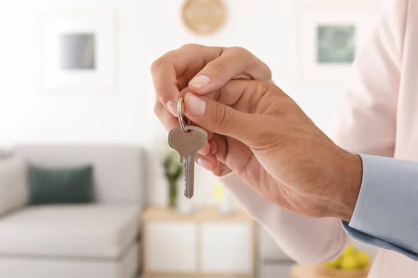 Chave Fixação Casal Fundo Desfocado Serviços Agentes Imobiliários — Fotografia de Stock