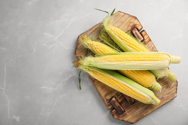 Tasty Sweet Corn Cobs Wooden Board Top View — Stock Photo, Image