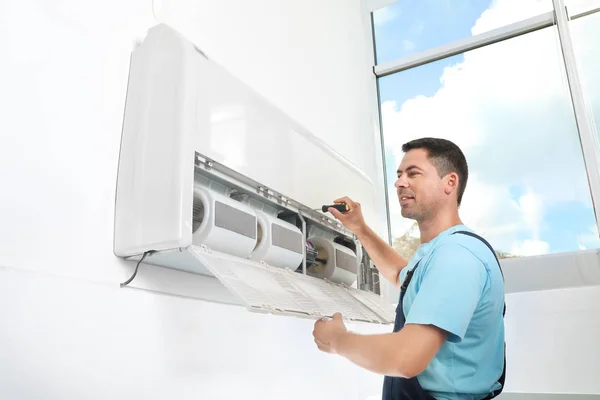 Técnico Masculino Fixando Condicionado Moderno Dentro Casa — Fotografia de Stock