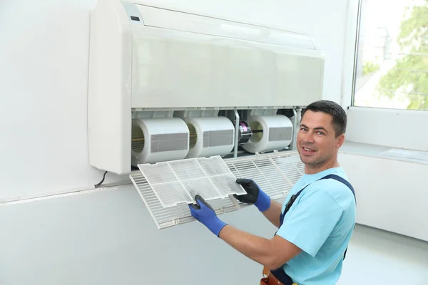 Técnico Masculino Limpeza Condicionado Dentro Casa — Fotografia de Stock