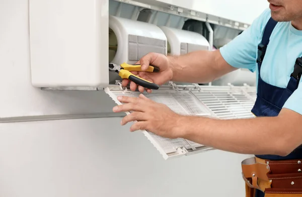 Techniker Repariert Moderne Klimaanlage Innenräumen — Stockfoto