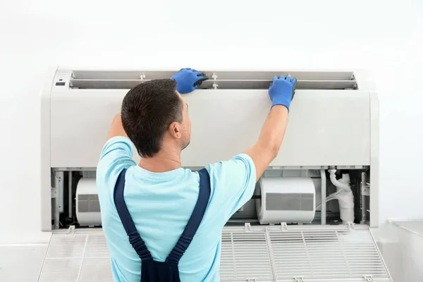 Techniker Installiert Und Überprüft Klimaanlage Innenräumen — Stockfoto
