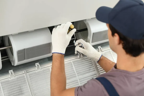 Mannelijke Technicus Airconditioner Binnenshuis Herstellen — Stockfoto