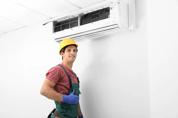 Techniker Steht Der Nähe Einer Klimaanlage — Stockfoto