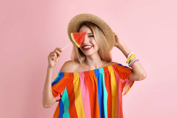 Mooie Jonge Vrouw Met Sappige Watermeloen Kleur Achtergrond — Stockfoto