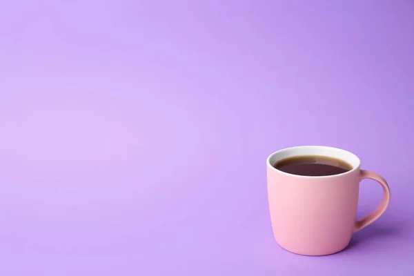 Розовая Керамическая Чашка Горячим Ароматным Кофе Цветном Фоне — стоковое фото