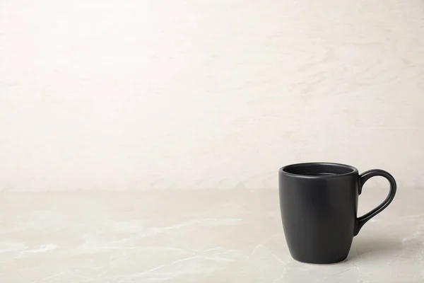 桌上有热芳香咖啡的黑色陶瓷杯 — 图库照片