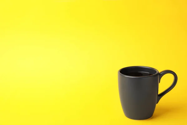 Zwarte Keramische Cup Met Warme Aromatische Koffie Kleur Achtergrond — Stockfoto