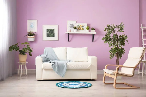 Interior Elegante Quarto Com Sofá Branco Confortável — Fotografia de Stock