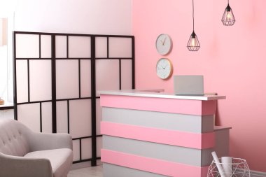 Resepsiyon masası güzellik salonda. Şık iç